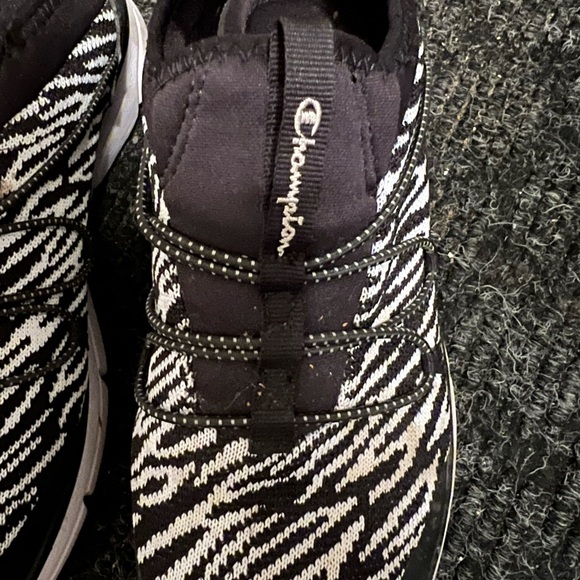 Champion sneaker - like new condition - size us 6 - Picture 4 of 5